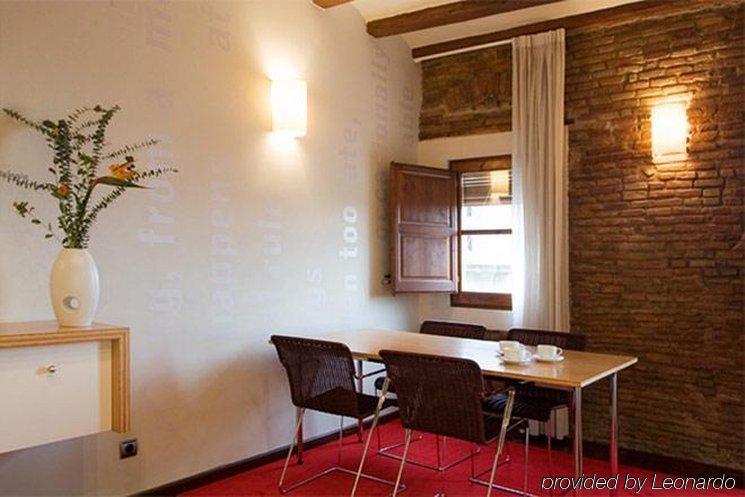 Apartamentos La Casa De Les Lletres Барселона Ресторан фото